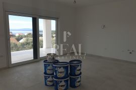 Rab, prekrasna lokacija, 3S+DB od 116 m2 sa prostranom terasom u manjoj urbanoj vili, Rab, Appartement