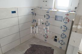 Rab, prekrasna lokacija, 3S+DB od 116 m2 sa prostranom terasom u manjoj urbanoj vili, Rab, Appartement