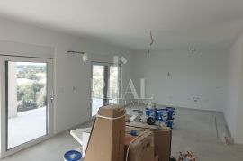 Rab, prekrasna lokacija, 3S+DB od 116 m2 sa prostranom terasom u manjoj urbanoj vili, Rab, Appartement