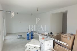 Rab, prekrasna lokacija, 3S+DB od 116 m2 sa prostranom terasom u manjoj urbanoj vili, Rab, Apartamento