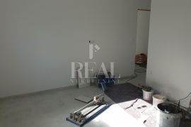 Rab, prekrasna lokacija, 3S+DB od 116 m2 sa prostranom terasom u manjoj urbanoj vili, Rab, Apartamento