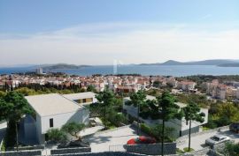 Vila s bazenom S+P+1 380m2, Vodice, Famiglia