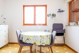 Svijetao stan u širem centru Rovinja s terasom, Rovinj, Apartamento