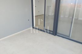 Malinska, stan u urbanoj vili od 90 m2, 3S+DB, Malinska-Dubašnica, Appartement