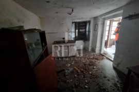 Drniš, strogi centar Kuća za adaptaciju 200 m2,P+1, Drniš, House