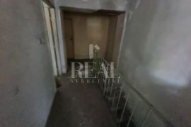 Drniš, strogi centar Kuća za adaptaciju 200 m2,P+1, Drniš, House