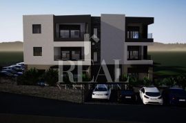 Stan u prizemlju 2S+DB 72m2 + vrt 70m2, Šibenik - Okolica, Appartamento