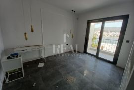 Vila drugi red od mora, Trogir, بيت