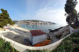 Vila drugi red od mora, Trogir, Ev