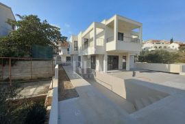 Vila drugi red od mora, Trogir, Haus