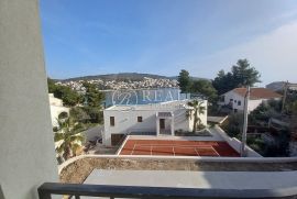 Vila drugi red od mora, Trogir, بيت