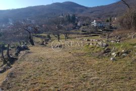 Kuća sa mogućnošću nadogradnje sa velikom okućnicom i prekrasnim pogledom na Kvarner, Matulji, House