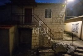 Starina katnica 90m2 + prizemnica 50m2 na otoku Čiovu, Okrug Donji, Trogir, Famiglia