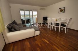 Kuća 5 apartmana,362 m2,okućnica,parking,100 m od mora, Trogir, Famiglia