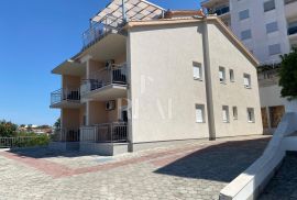 Kuća 5 apartmana,362 m2,okućnica,parking,100 m od mora, Trogir, Kuća