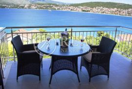 Kuća 5 apartmana,362 m2,okućnica,parking,100 m od mora, Trogir, بيت