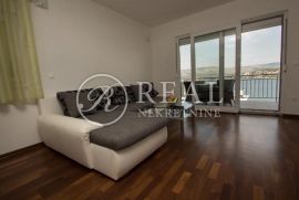 Kuća 5 apartmana,362 m2,okućnica,parking,100 m od mora, Trogir, Ev