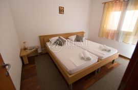 Kuća 5 apartmana,362 m2,okućnica,parking,100 m od mora, Trogir, House