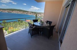 Kuća 5 apartmana,362 m2,okućnica,parking,100 m od mora, Trogir, Σπίτι