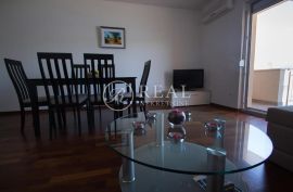 Kuća 5 apartmana,362 m2,okućnica,parking,100 m od mora, Trogir, Casa