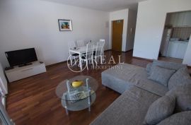 Kuća 5 apartmana,362 m2,okućnica,parking,100 m od mora, Trogir, Ev