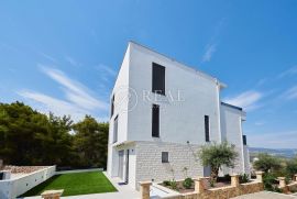 Eksluzivna villa sa bazenom,370 m2,S+P+2,garaža,pogled na more, Trogir, Haus