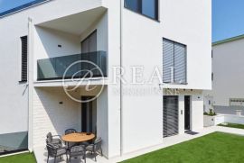 Eksluzivna villa sa bazenom,370 m2,S+P+2,garaža,pogled na more, Trogir, Σπίτι