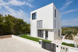 Eksluzivna villa sa bazenom,370 m2,S+P+2,garaža,pogled na more, Trogir, House