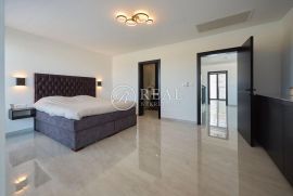 Eksluzivna villa sa bazenom,370 m2,S+P+2,garaža,pogled na more, Trogir, بيت