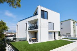 Eksluzivna villa sa bazenom,370 m2,S+P+2,garaža,pogled na more, Trogir, Famiglia