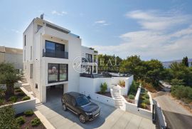 Eksluzivna villa sa bazenom,370 m2,S+P+2,garaža,pogled na more, Trogir, Famiglia