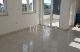 Dramalj, prekrasan stan sa tri spavaće sobe od 107 m2, Crikvenica, Apartamento