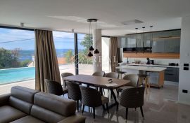 Prekrasna villa s bazenom ,250 m2 ,pogled na more!, Crikvenica, Σπίτι