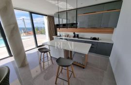 Prekrasna villa s bazenom ,250 m2 ,pogled na more!, Crikvenica, Famiglia