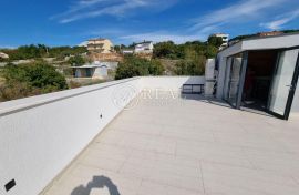 Prekrasna villa s bazenom ,250 m2 ,pogled na more!, Crikvenica, Дом