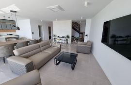 Prekrasna villa s bazenom ,250 m2 ,pogled na more!, Crikvenica, Σπίτι