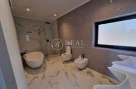 Prekrasna villa s bazenom ,250 m2 ,pogled na more!, Crikvenica, Дом