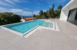 Prekrasna villa s bazenom ,250 m2 ,pogled na more!, Crikvenica, Famiglia