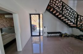 Prekrasna villa s bazenom ,250 m2 ,pogled na more!, Crikvenica, Haus