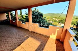 Kruševo ,Kuća 246 m2,sa dva apartmana, garaža, udaljenost od mora 70 m, Obrovac, Maison