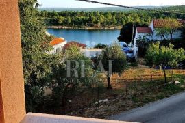 Kruševo ,Kuća 246 m2,sa dva apartmana, garaža, udaljenost od mora 70 m, Obrovac, Σπίτι