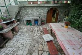 Prodaja dvije etaže u kući na Donjem Zametu s garažom, poslovnim prostorom i parkingom, Rijeka, Casa