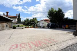 Prodaja dvije etaže u kući na Donjem Zametu s garažom, poslovnim prostorom i parkingom, Rijeka, Casa