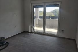 Rovinj, nekoliko minuta vožnje do centra, stan od 85 m2, 2S+DB, Rovinj, Wohnung