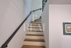 Pinezići,dvojna kuća sa bazenom i vanjskim wellnesom,4S+DB,terasa, Krk, House