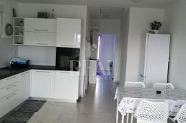 Povile, stan od 92,41 m2, 2S+DB u manjoj zgradi sa parkirnim mjestom i blizinom mora, Novi Vinodolski, Appartment