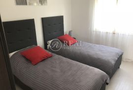 Kuća 300 m2, 4 apartmana, okućnica, Medulin, Medulin, بيت