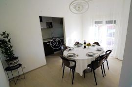 Kuća 300 m2, 4 apartmana, okućnica, Medulin, Medulin, بيت