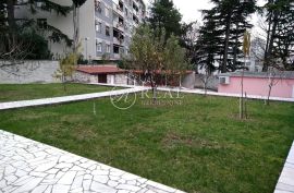 Rijetkost,kuća 180 m,P+1,okućnica 600 m2, Rijeka, Famiglia