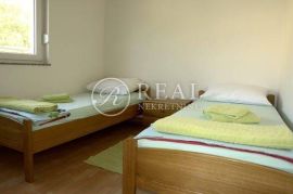 Otok Rab, 2S+DB od 71 m2 sa dvorištem i parkirnim mjestom, Rab, Appartment